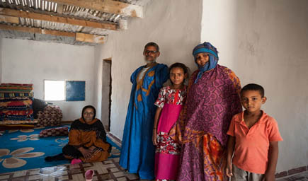 Fatimetu Muhtar Ahmed, de 12 años, con su familia en El Aiún