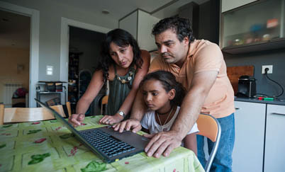 Fatimetu Muhtar Ahmed, de 12 años, con su familia de acogida en Zaragoza