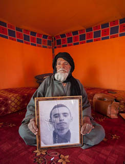 Mohamed Malainin Ali, nacido en 1927, muestra el retrato de su hijo Zaid Mohamed Malainin, desaparecido en 1976